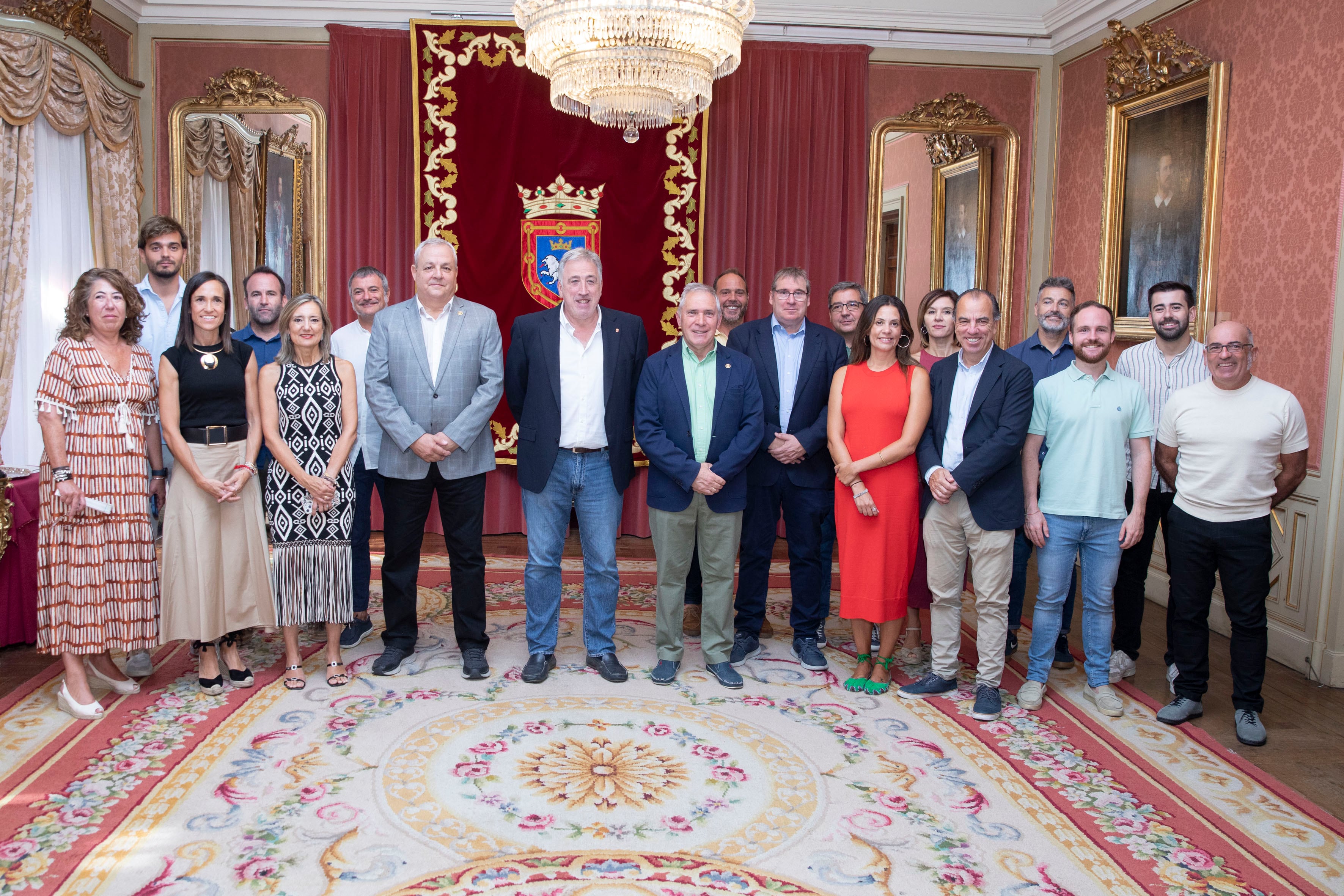 La corporación municipal recibe a Joaquín Arbeloa y a José María Echeverría en el Ayuntamiento de Pamplona