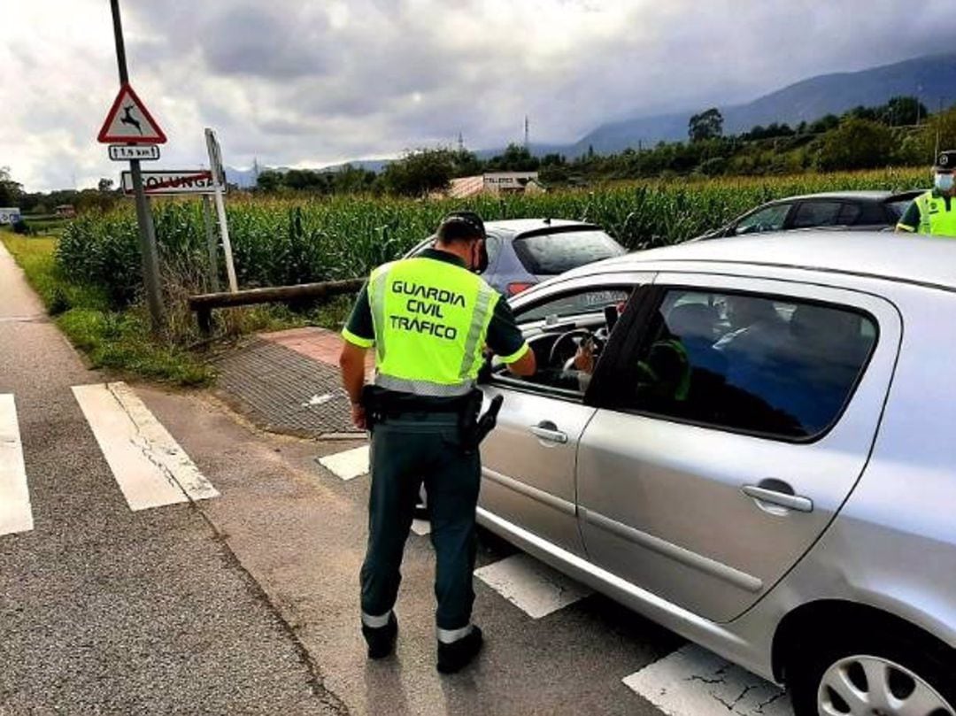 Control de la Guardia Civil de Tráfico en Asturias