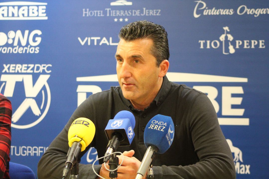 Edu Villegas durante una rueda de prensa en Chapín