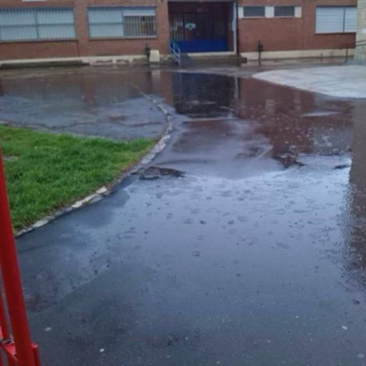El PSOE reclama soluciones para evitar los grandes charcos del patio del colegio “Ave María”