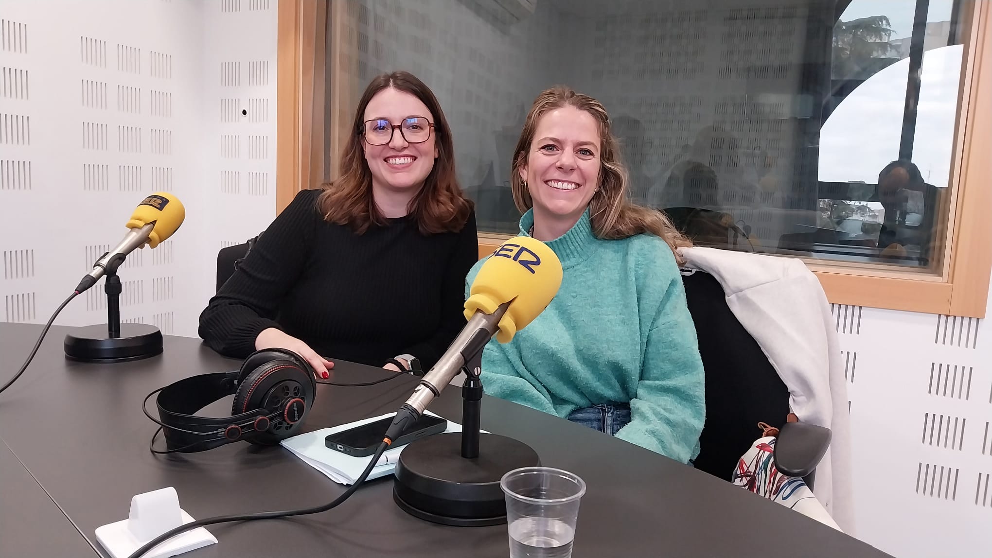 Cristina Arroyo (d), matrona del HUSO de Leganés, y Elena Jiménez, embarazada de once semanas en los estudios de Hoy por Hoy Madrid Sur