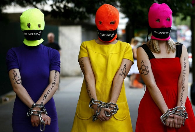 Un grupo de simpatizantes de las &quot;Pussy Riot&quot; realizan una protesta frente a la embajada rusa para entregar una petición con 10.000 firmas en apoyo al grupo de punk ruso &quot;Pussy Riot&quot;, en Londres, Reino Unido. EFE/Kerim Okten