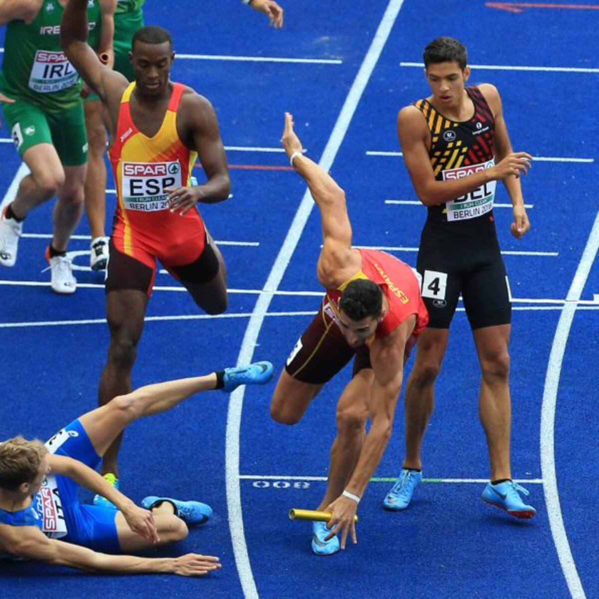 Accidentado pase a la final del 4x400