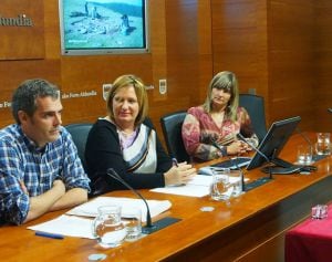 Eneko Etxeberria, alcalde de Azpeitia, Ikerne Badiola, diputada de Cultura y María José Iriarte, investigadora