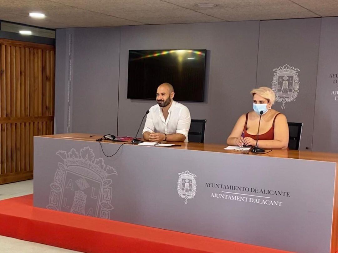 Xavi López, portavoz de la formación y la concejala Vanessa Romero