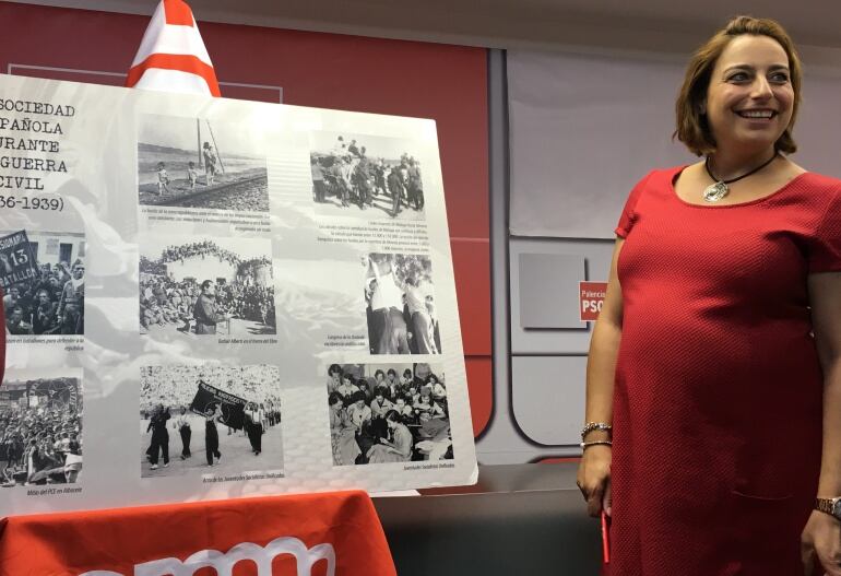 Miriam Andrés junto a uno de los paneles de la exposición &quot;La huella de la memoria&quot;