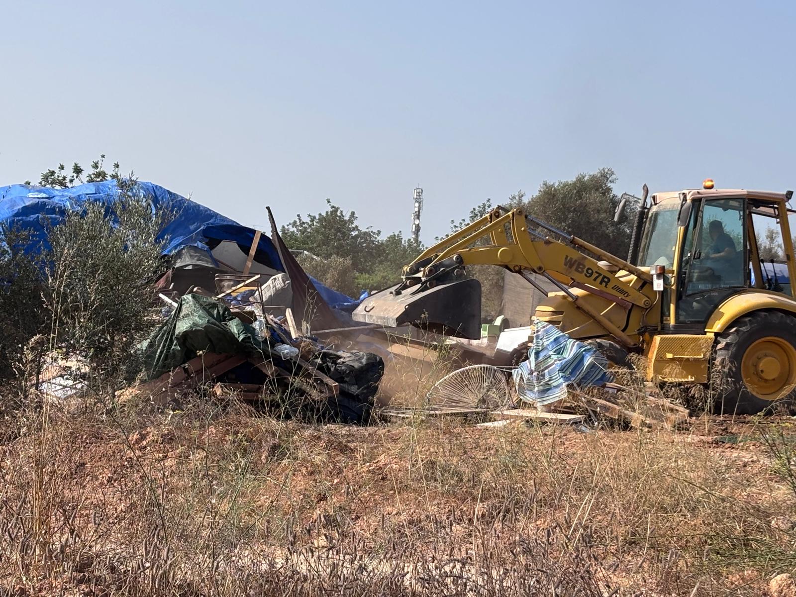 La retroexcavadora trabajando en el asentamiento Can Rova 2