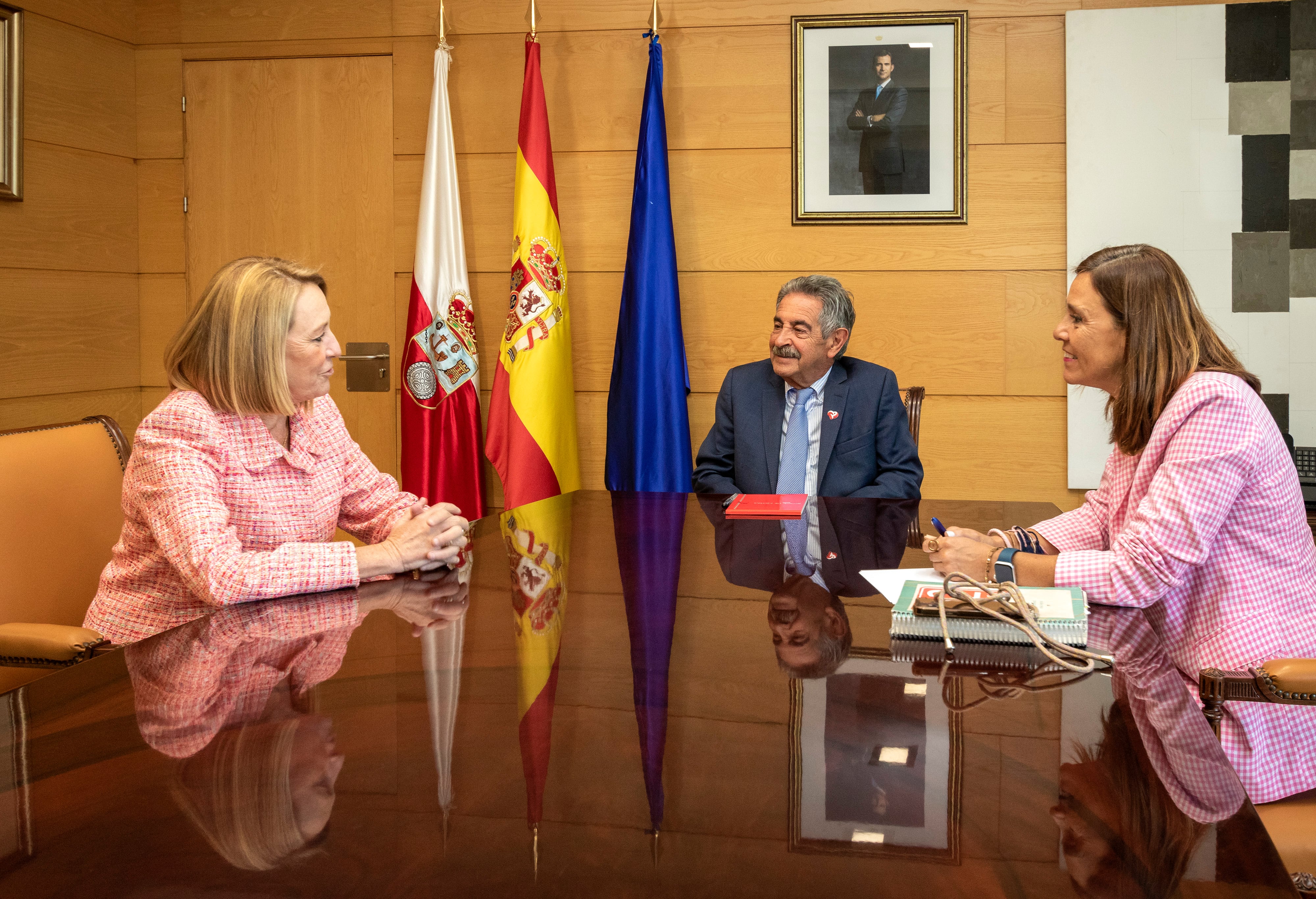 El presidente de Cantabria, Miguel Ángel Revilla, recibe a la fiscal superior, Pilar Jiménez, con motivo de la presentación de la Memoria 2021 de la Fiscalía de la Comunidad Autónoma.