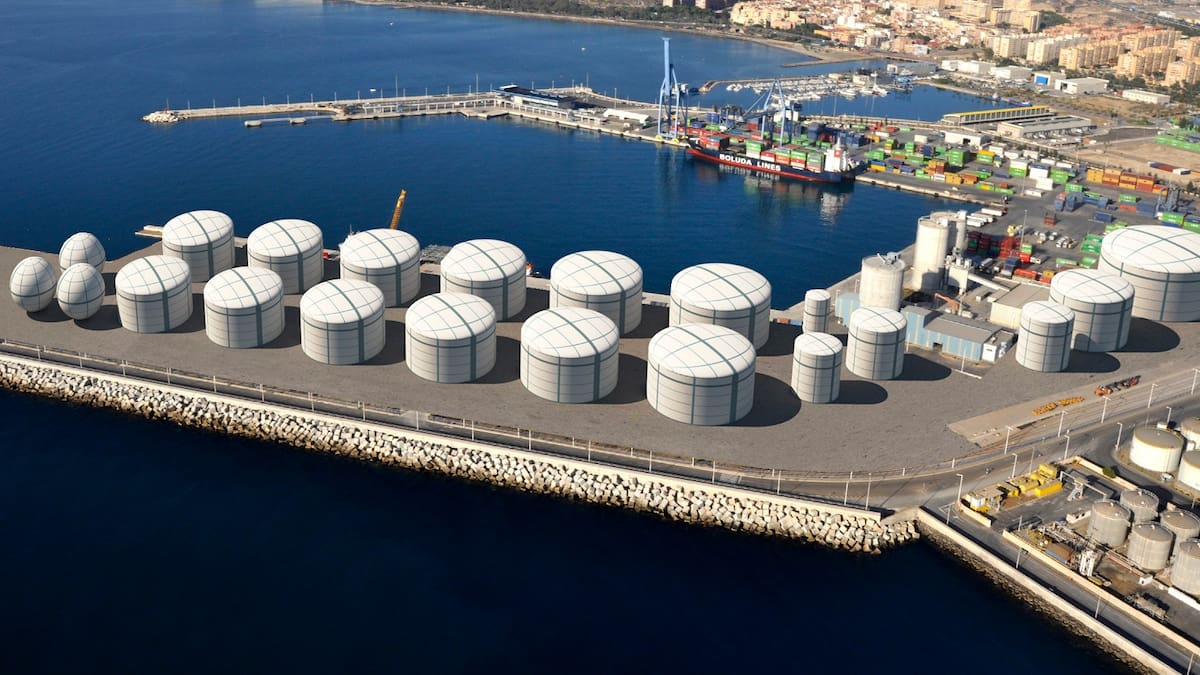 Los tribunales dan la razón a Urbanismo al denegar la licencia para construir los macrodepósitos de combustible en el puerto