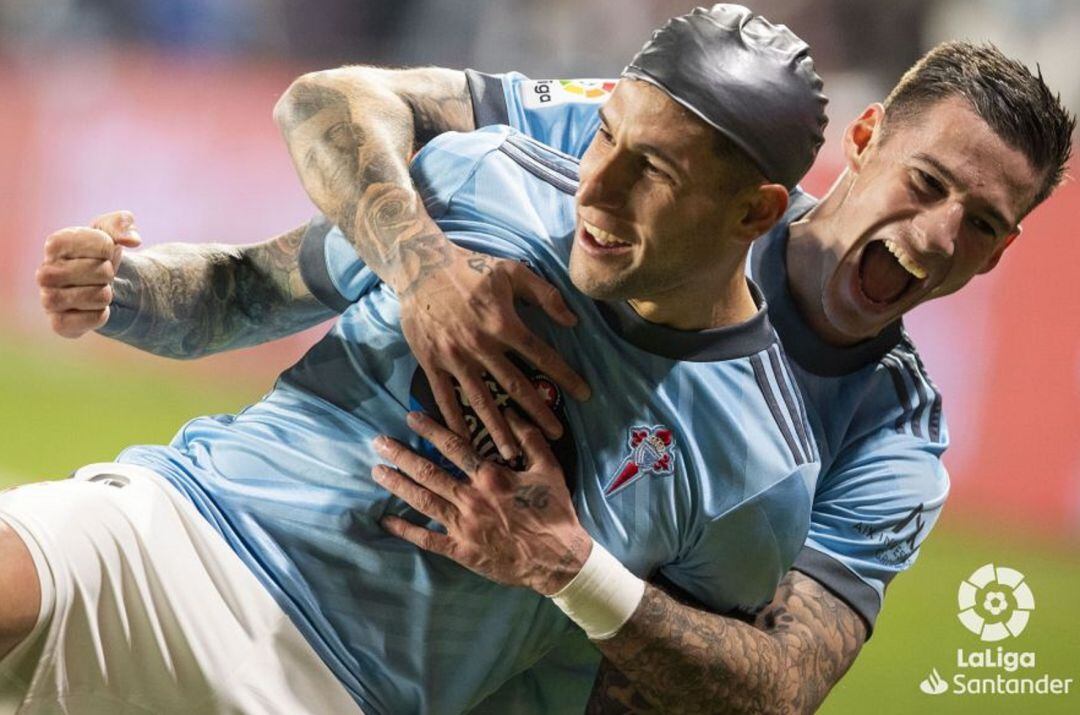 Hugo Mallo y Santi Mina celebran el gol del primero.