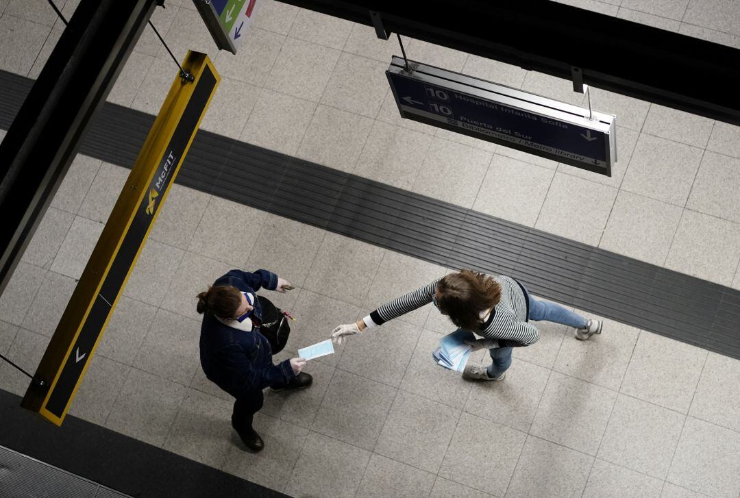 Reparto de mascarillas en el metro.