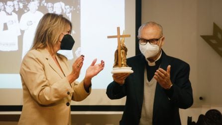 La presidenta del Puerto de Huelva, Pilar Miranda, hace entrega del Premio Cruz de Guía de Radio Huelva a D. Diego Capado, cura párroco de la Concepción