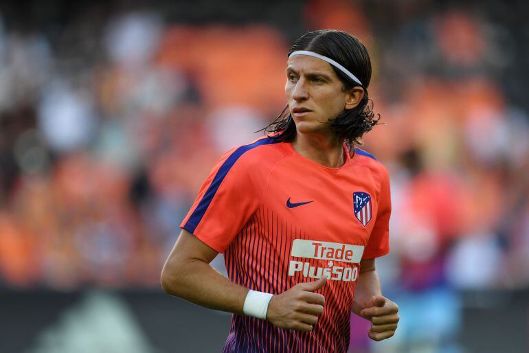 Filipe Luis, antes del inicio del partido de Mestalla.