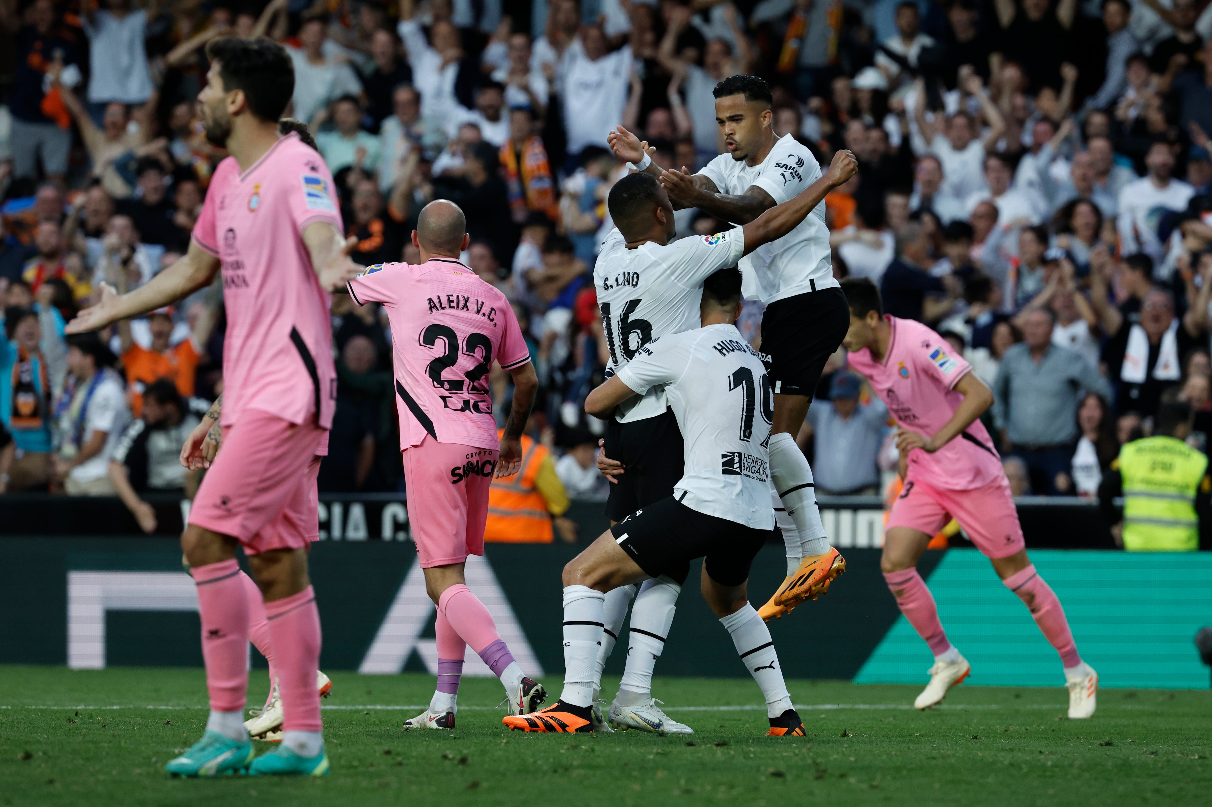 VALENCIA, 28/05/2023.- El delantero del Valencia Samuel Lino (3-i) celebra con sus compañeros tras marcar el segundo gol ante el Espanyol, durante el partido de Liga en Primera División que Valencia CF y RCD Espanyol han disputado este domingo en el estadio de Mestalla. EFE/Biel Aliño
