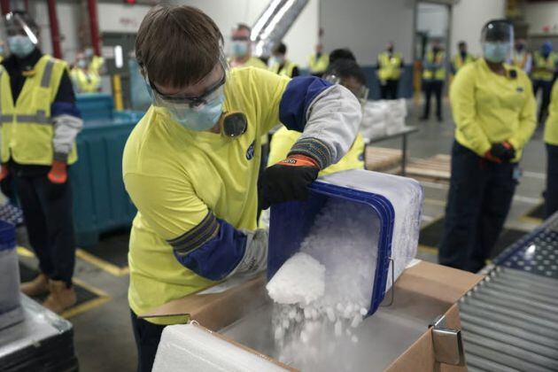 Las cajas específicamente diseñadas de Pfizer usan hielo seco para mantener los viales de las vacunas a temperaturas extremadamente bajas.