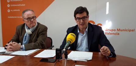 Los concejales Manuel Camarasa y Fernando Giner durante la rueda de prensa