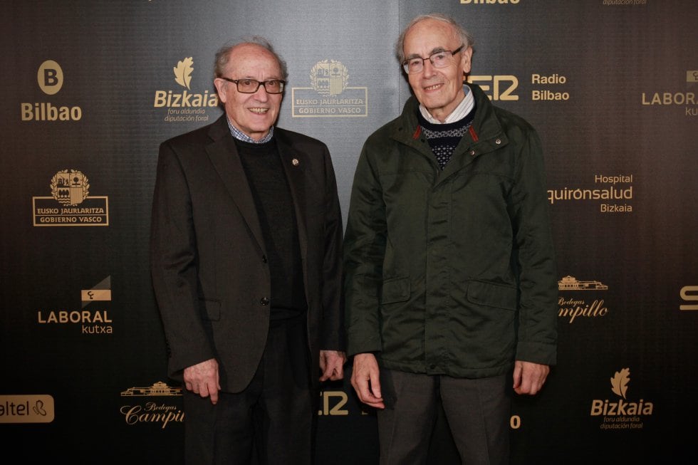 Julen Urkiza junto al galardonado Luis Baraiazarra