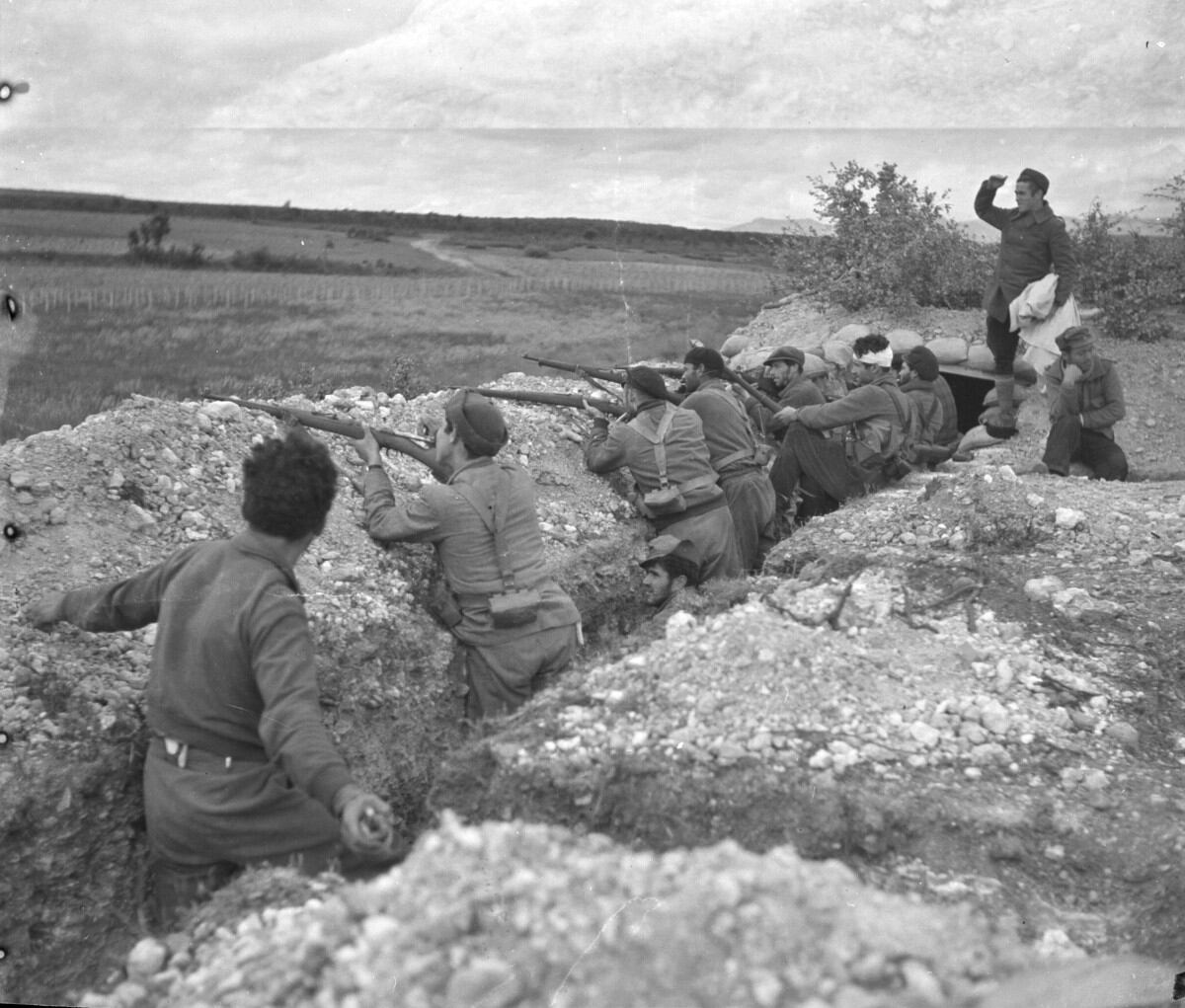 Fotografía correspondiente al reportaje La División Ascaso, Trincheras en el Carrascal de Banastás, Huesca, 1937 KATIE HORNA