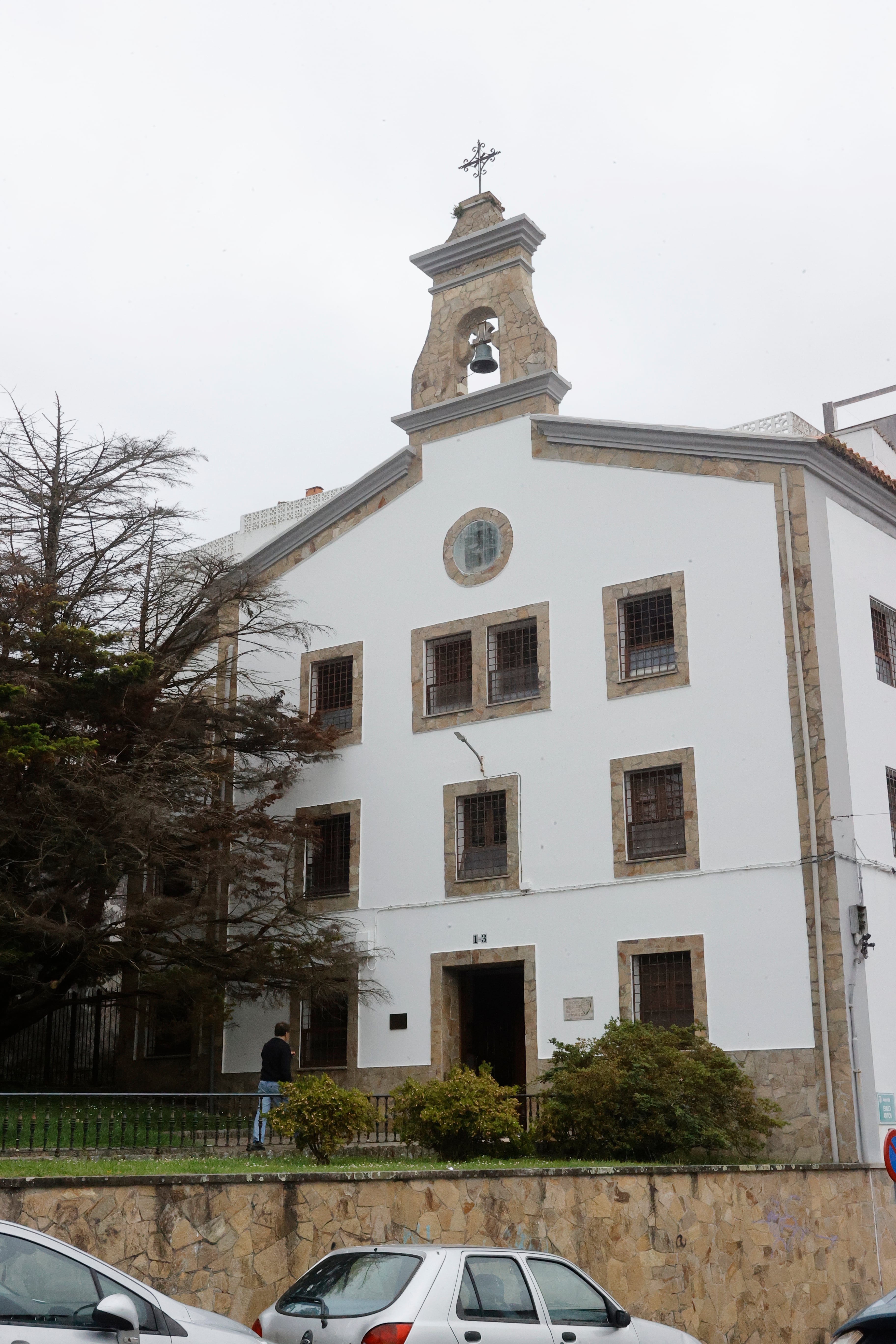 El inminente cierre del último convento de la comarca de Ferrol, el de las esclavas, ha movilizado a la Diócesis de Mondoñedo-Ferrol, propietaria del inmueble, para garantizar con el apoyo de voluntarios que su capilla siga abierta al público (foto: Kiko Delgado / EFE)