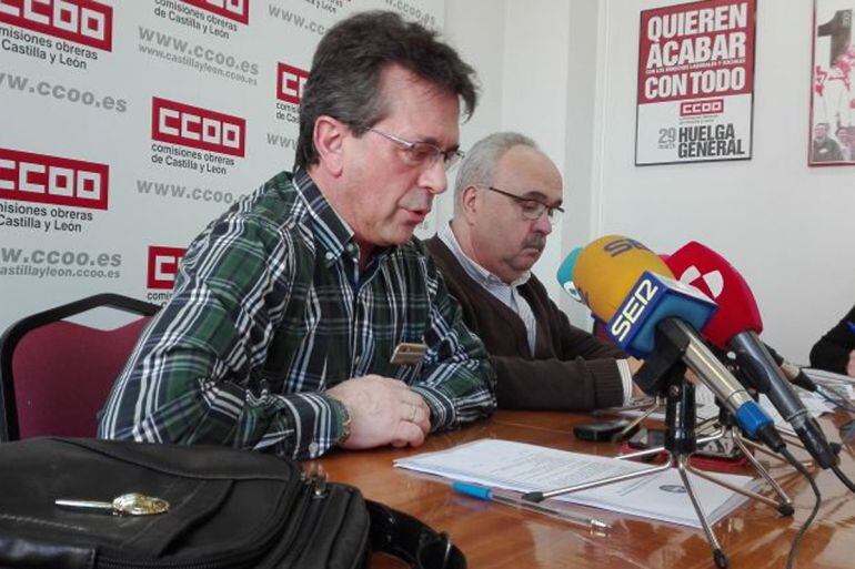 Mnauel Prieto (CCOO) y Ángel del Carmen (UGT) en rueda de prensa