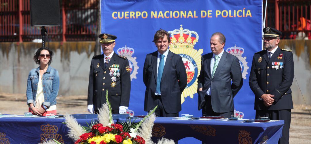 El alcalde de Fuenlabrada asistió al acto de celebración del patron de la Policía Nacional en la ciudad.