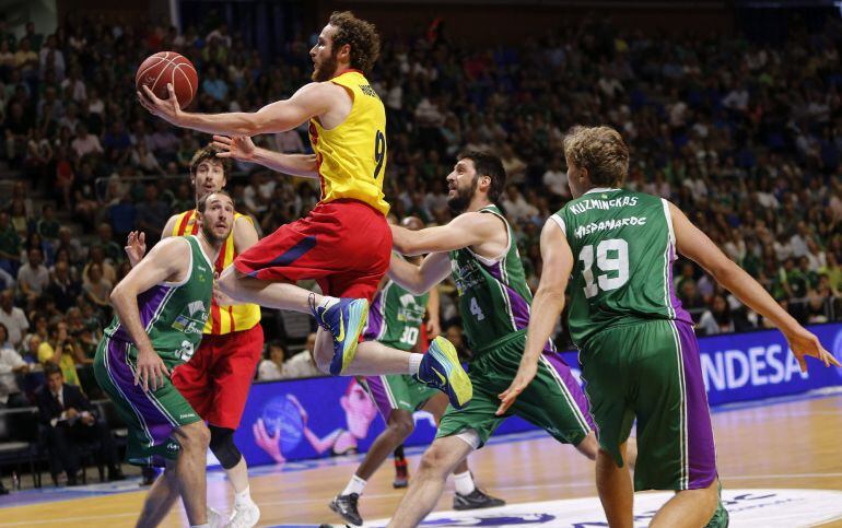 Marcelinho Huertas intenta una bandeja en el Martín Carpena