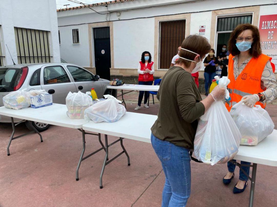 El reparto de alimentos se ha realizado en el centro cívico del barrio de Padre Jesús