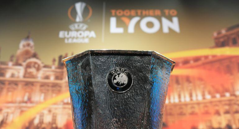 El trofeo de la Europa League.