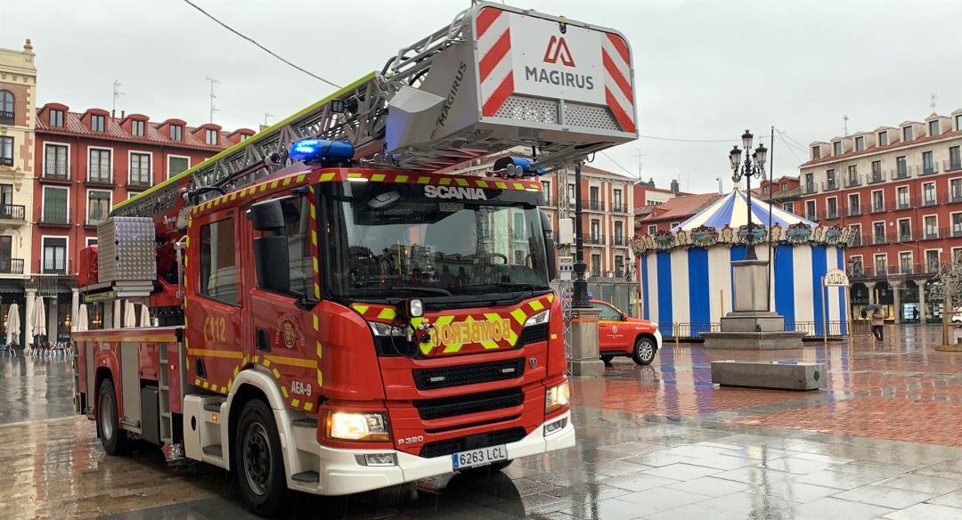Camión autoescala de los Bomberos de Valladolid