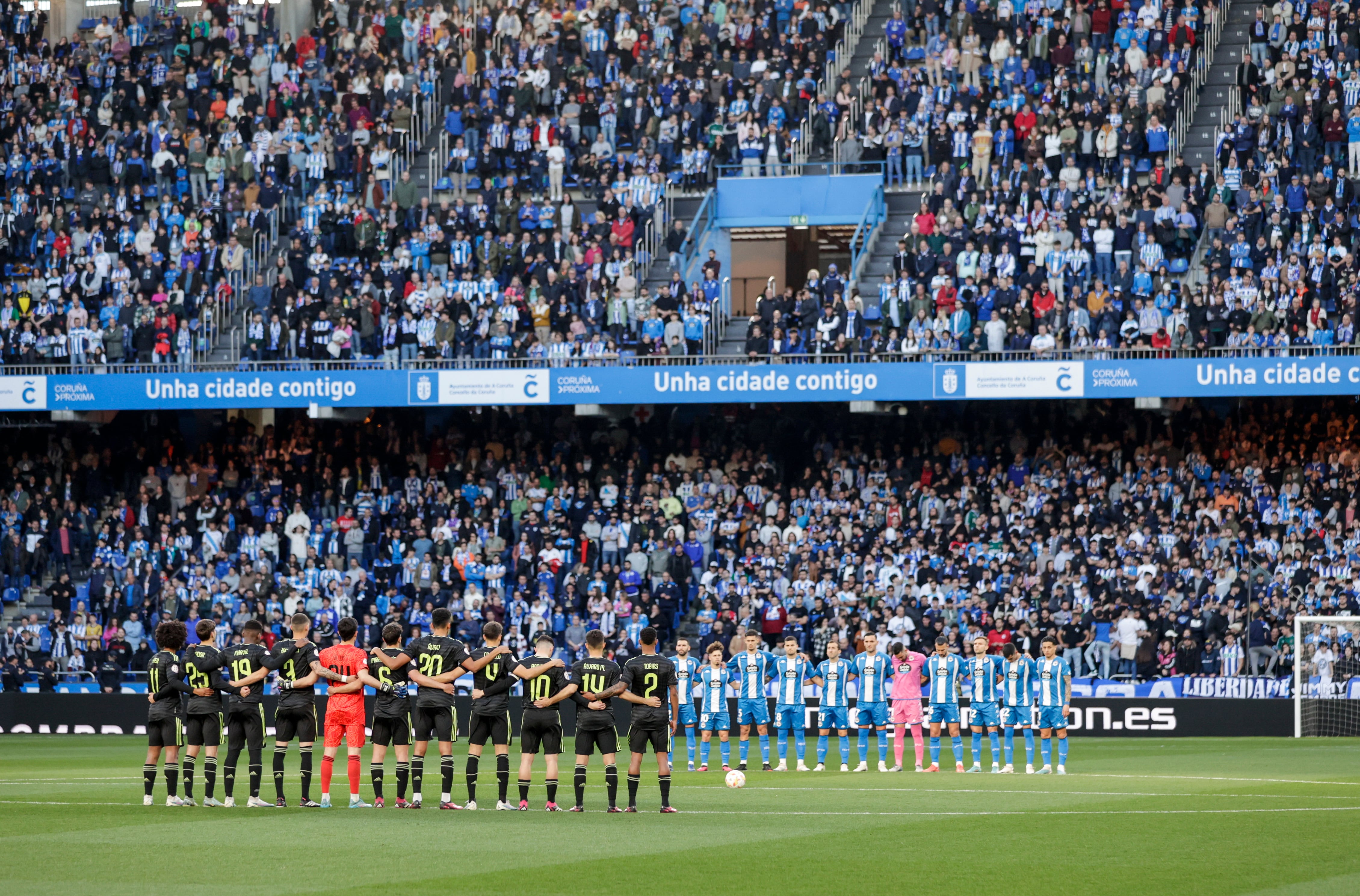 A CORUÑA, 12/03/2023.- Seguidores del Deportivo animan durante el encuentro correspondiente a la jornada 27 del Grupo I de Primera Federación, que ha enfrentado este domingo al Deportivo y al Real Madrid Castilla en el estadio de Riazor. EFE/Cabalar
