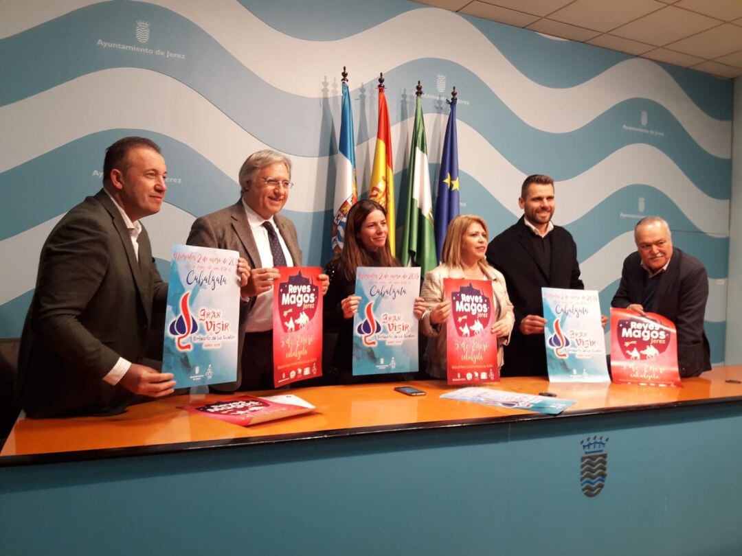 Los Reyes Magos y el Gran Visir junto a Mamen Sánchez y Paco Camas en la presentación de las cabalgatas