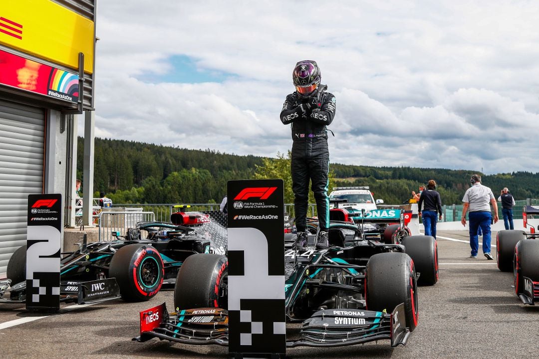 Hamilton celebra su &#039;pole&#039; en Spa. 