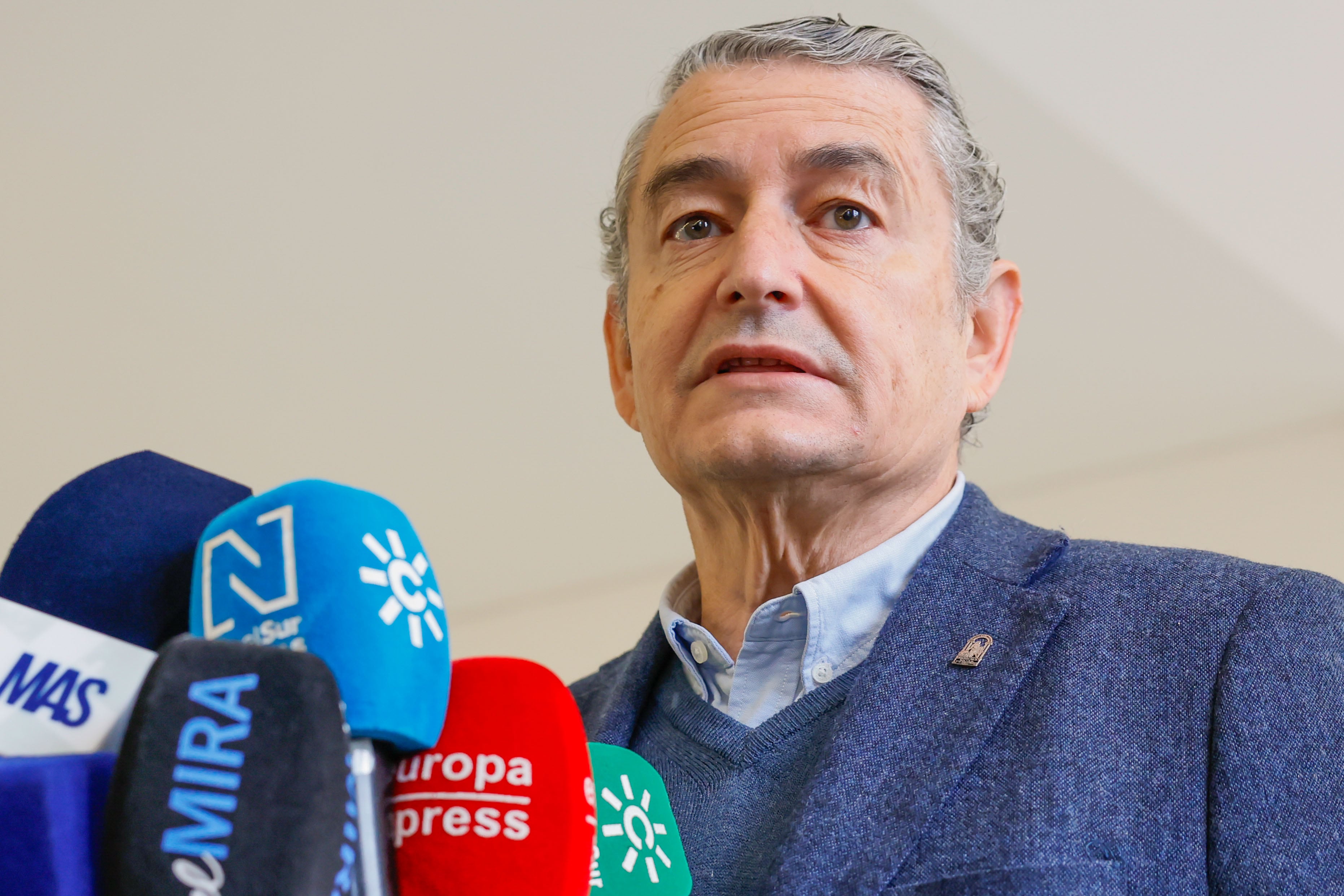 SEVILLA, 15/12/2025.- El consejero de Sanidad, Presidencia y Emergencias, Antonio Sanz, atiende a los medios de comunicación en el Palacio de San Telmo para analizar la actualidad política, este lunes en Sevilla. EFE/José Manuel Vidal