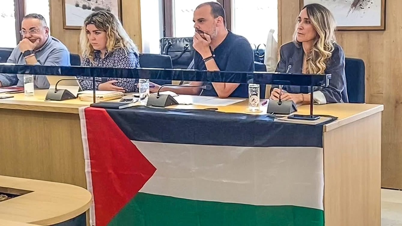 Iñaki Pérez y Cristina Rodríguez, concejales de Elda para Todas, luciendo la bandera palestina