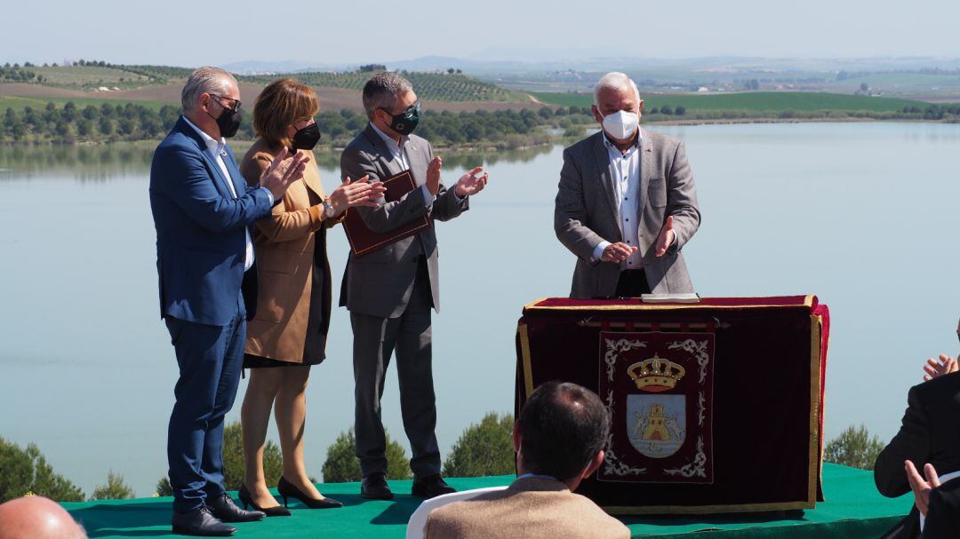 Acto de entrega del derecho a riego de 15.000 hectáreas a regantes del Bajo Guadalquivir.