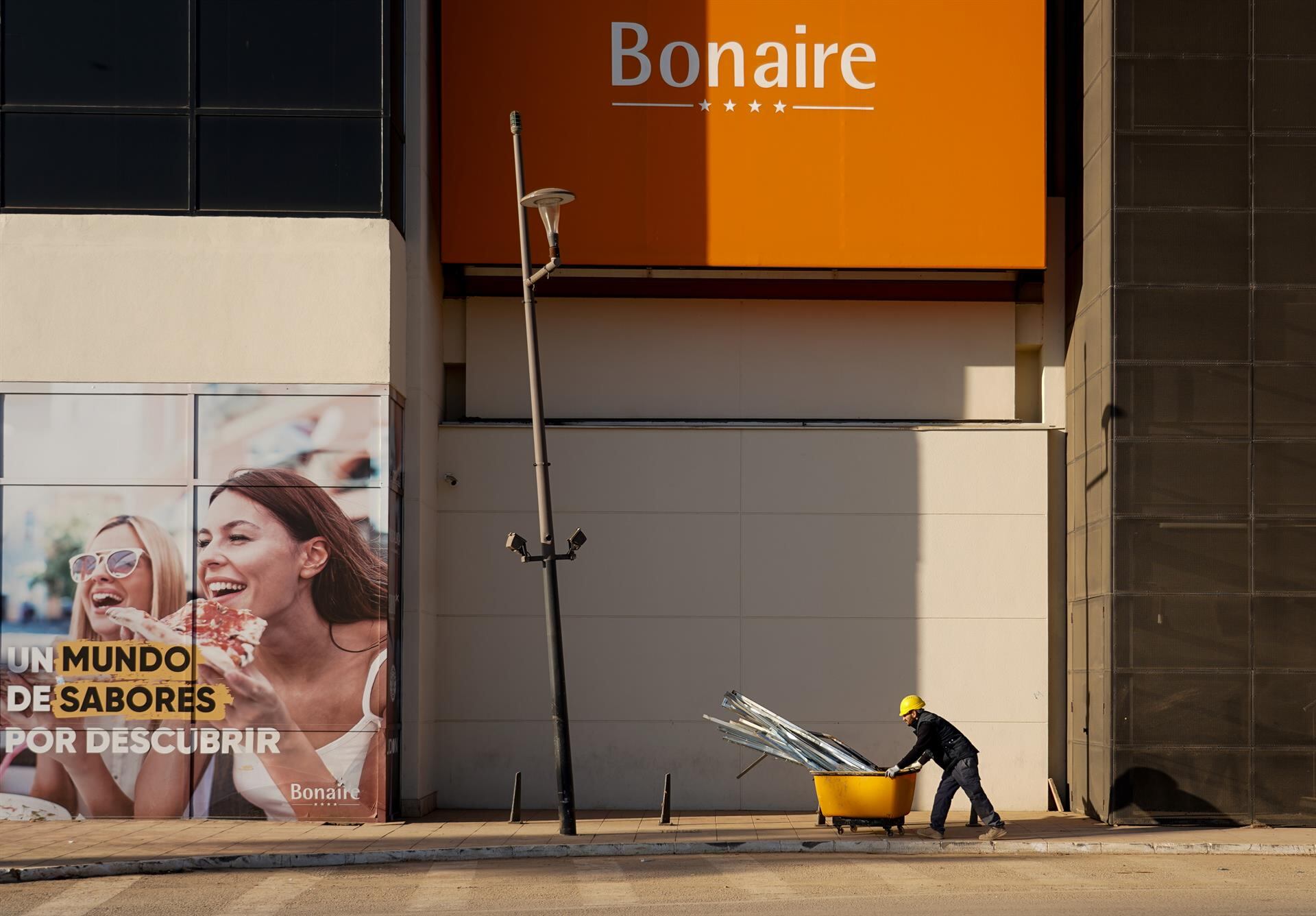 Un trabajador en el centro comercial Bonaire, el primer día que abrieron algunas de las tiendas, a 13 de diciembre de 2024.