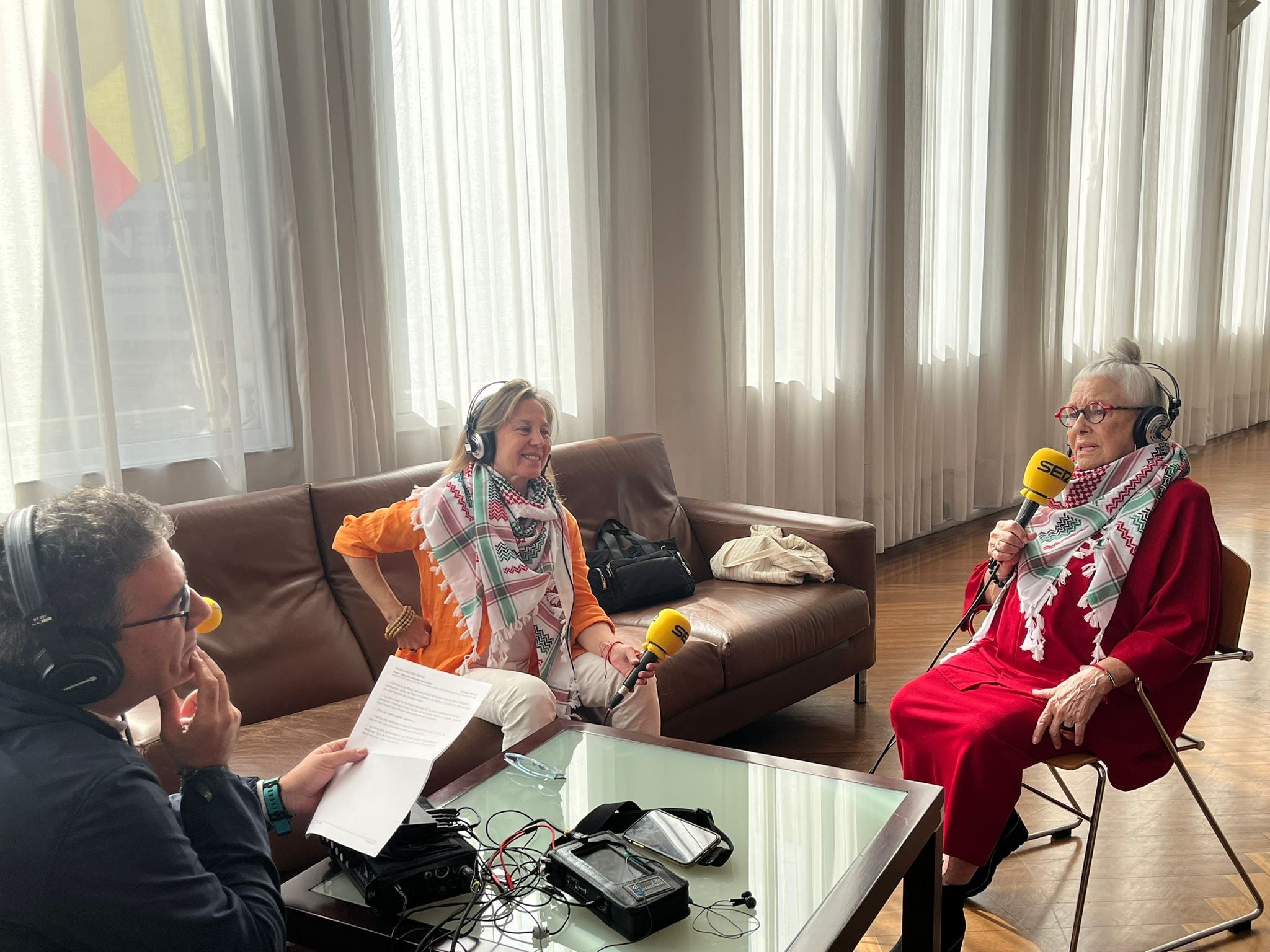 Las dos actrices en el transcurso de la entrevista en el Teatro Calderón
