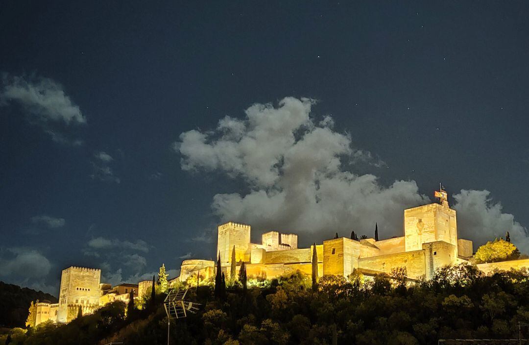 La Alhambra, con la Alcazaba y la Torre de la Vela en primer plano, desde el Mirador de Carvajales, en el Albaicín (Granada) en la última luna llena en noviembre de 2021