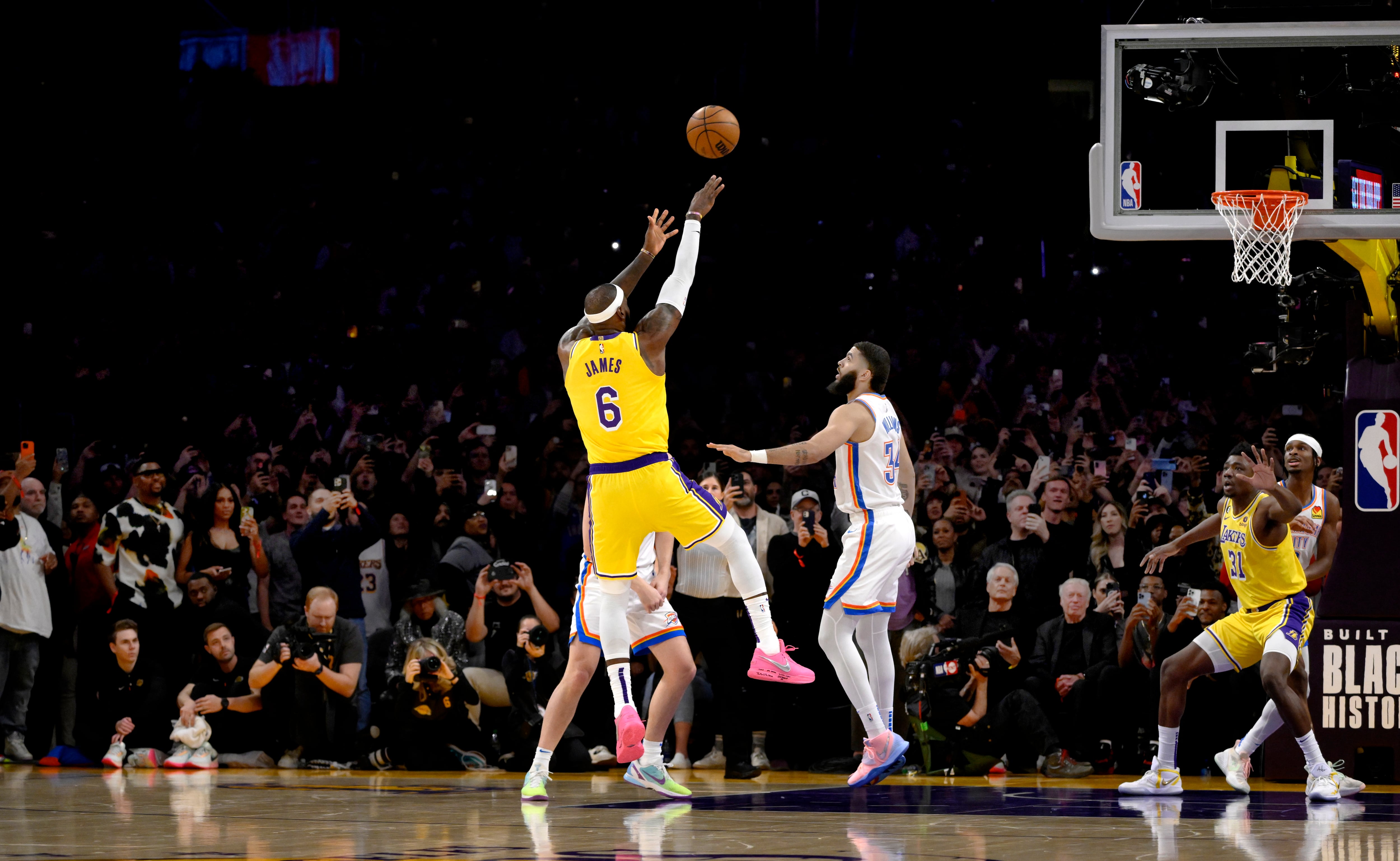 La histórica canasta con la que LeBron James ha superado a Kareem Abdul Jabbar.