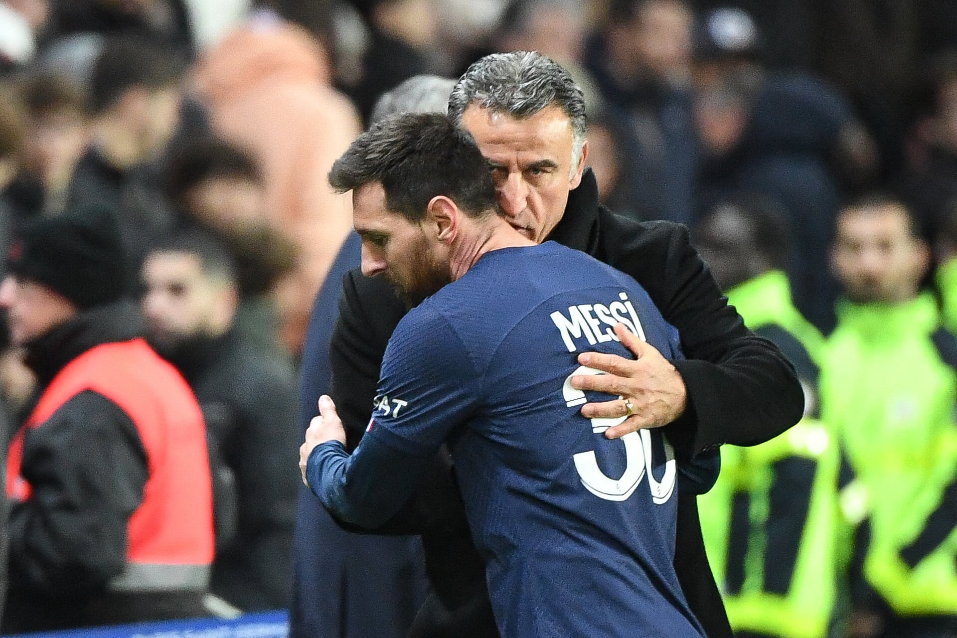 Christophe Galtier y Leo Messi se saludan durante un partido del PSG