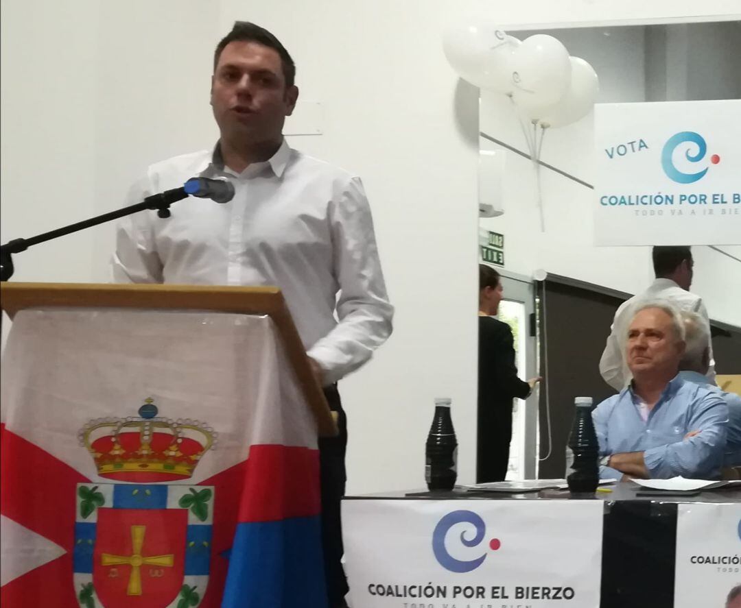 En el atril el secretario general, Iván Alonso y al fondo, el presidente de la formación, José Álvarez