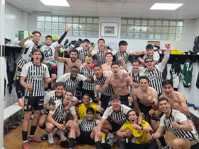 La plantilla del Real Unión celebra su regreso a Primera Federación en los vestuario del Stadium Gal después de ganar 3-0 al Náxara