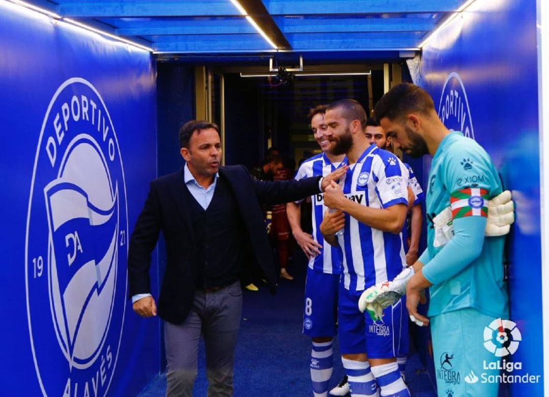 Calleja saluda a sus dos futuros capitanes, Laguardia y Pacheco.