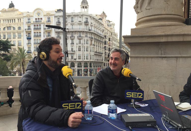 Eugeni Alemany y Tonino Guitián en el balcón del Ayuntamiento de Valencia.