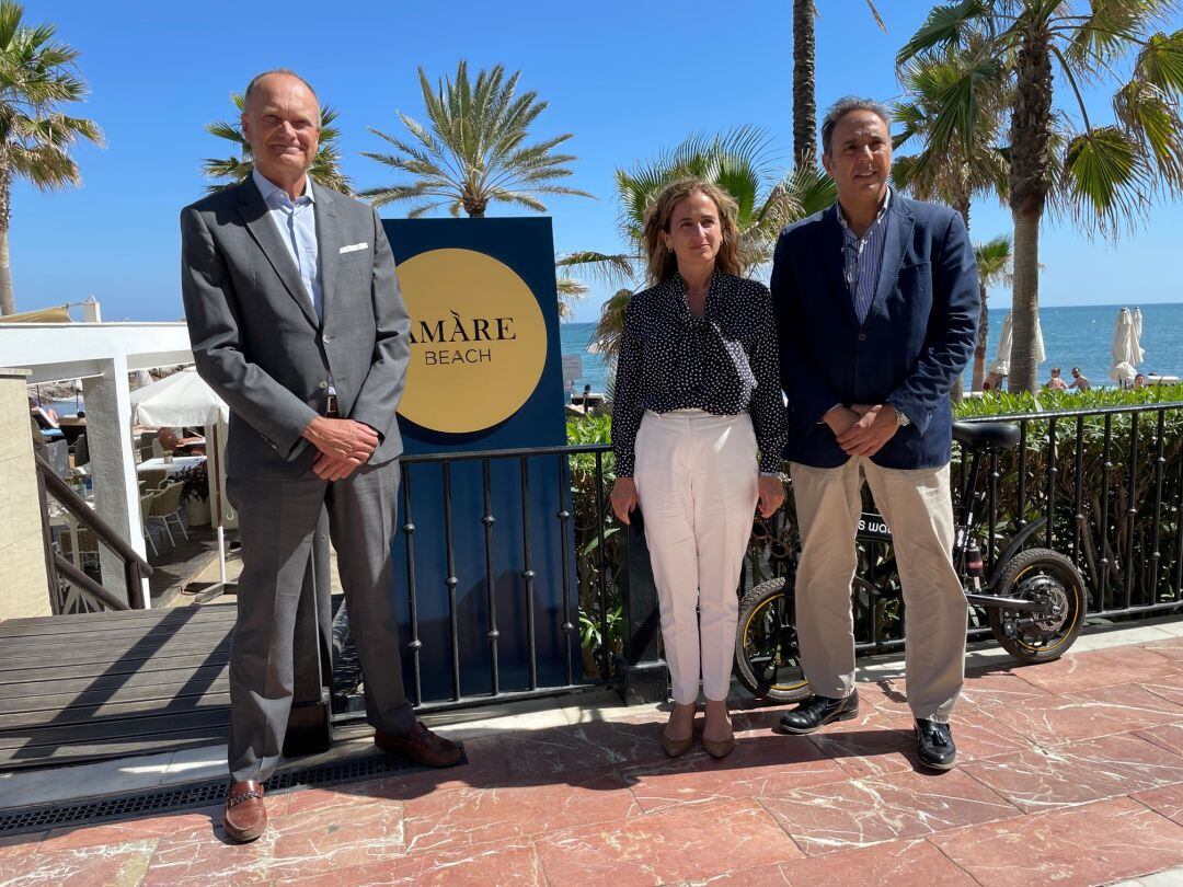 José Luque, presidente de Aehcos, MariFran Peñarroya (tesorera de Aehcos) y Javier Hernández, vicepresidente ejecutivo