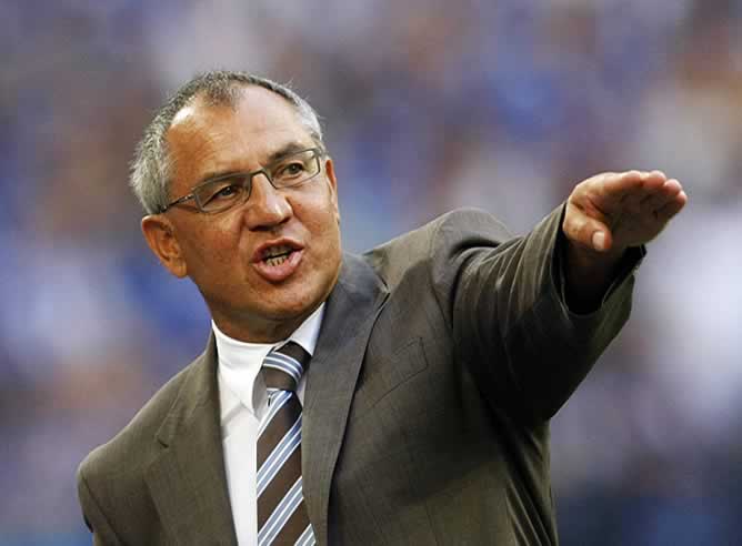 Felix Magath, entrenador del Schalke, da órdenes a sus jugadores desde el banquillo