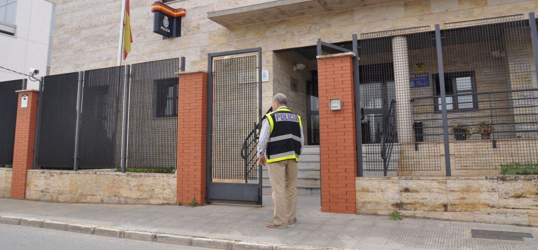 Fachada de la comisaria de la Policía Nacional de Valdepeñas