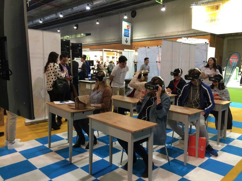 Un grupo de estudiantes visionando el video en realidad virtual contra el acoso escolar en la Feria AULA