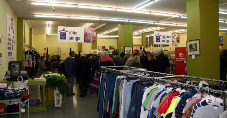 Imatge d'una botiga 'roba amiga' de Càritas