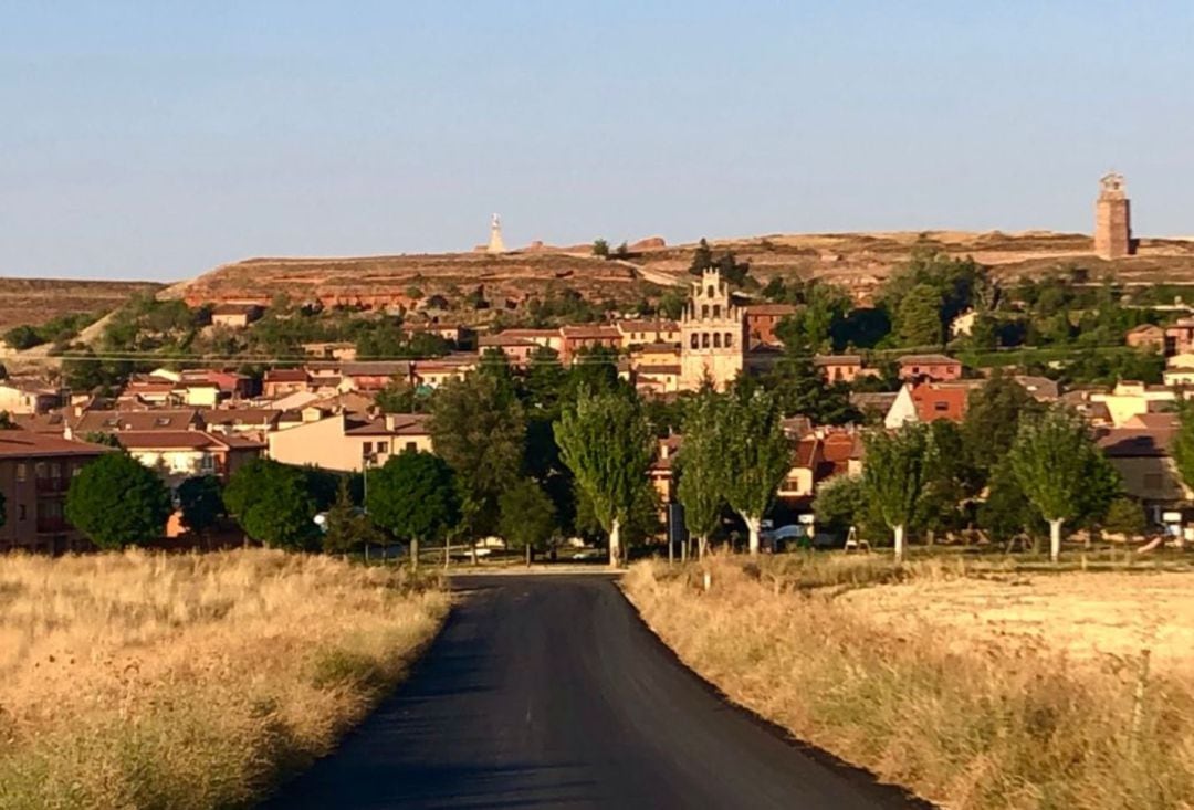 Vía de entrada a Santa María de Riaza, un municipio del Nordeste de la provincia